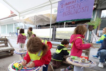 ETM NA PARKIRIŠČU V CENTRU CERKNICE 17 FOTO LJUBO VUKELIČ